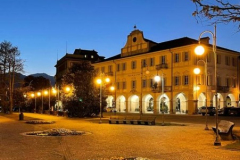 lungolago-pallanza-di-notte-municipio-di-verbania-illuminato-davanti-al-lago-maggiore-in-piemonte